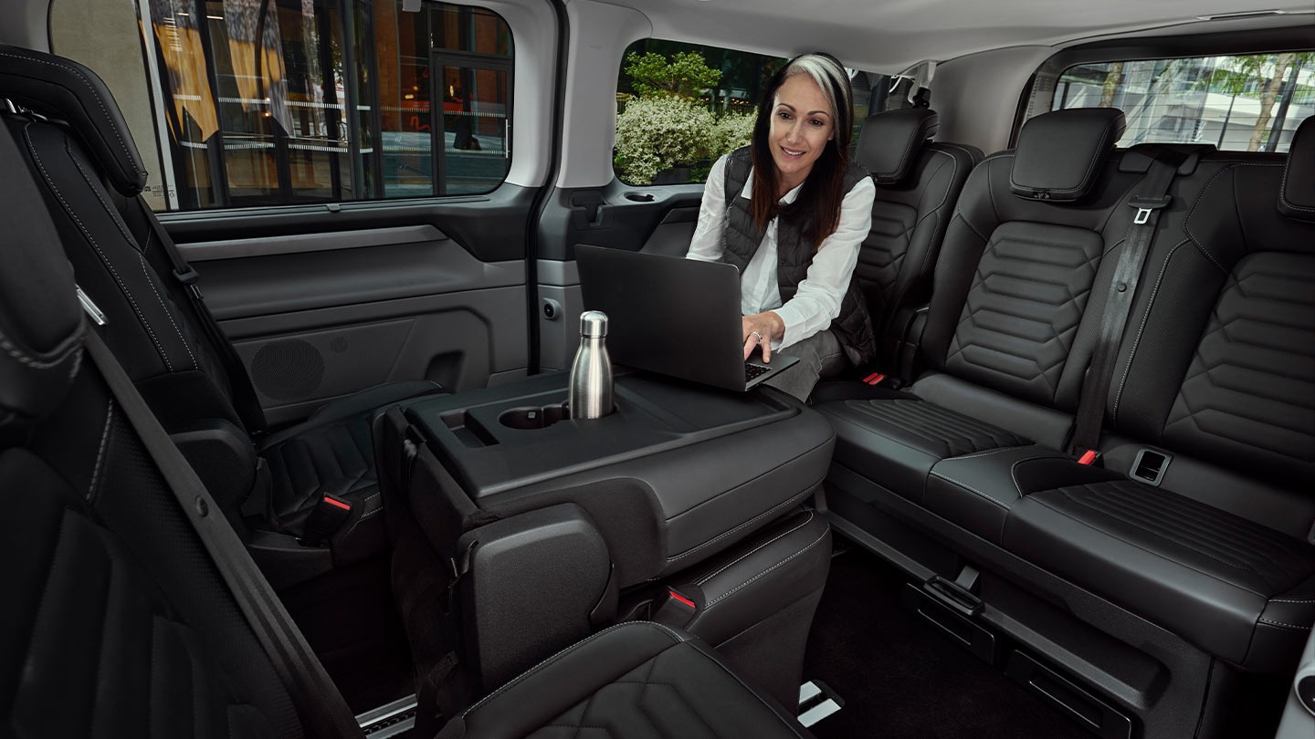 Imgi 33 Ford Tourneo Custom Eu Large Card 33 10 V710 Tourneo 16X9 1440X810 Interior View With Woman (1)