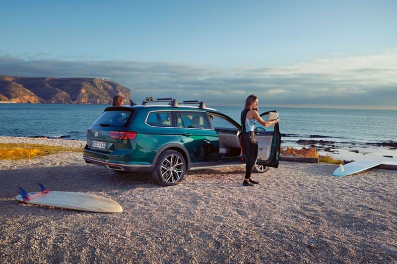 XC0237 Passat Alltrack Women With Surfboards On Beach 3 2 F Cc 1