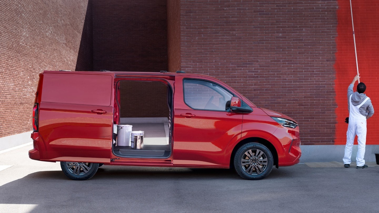 Imgi 72 Ford Transit Custom Eu Limited Profile View Doors Open Static Talent V710 2160X1215 Feature