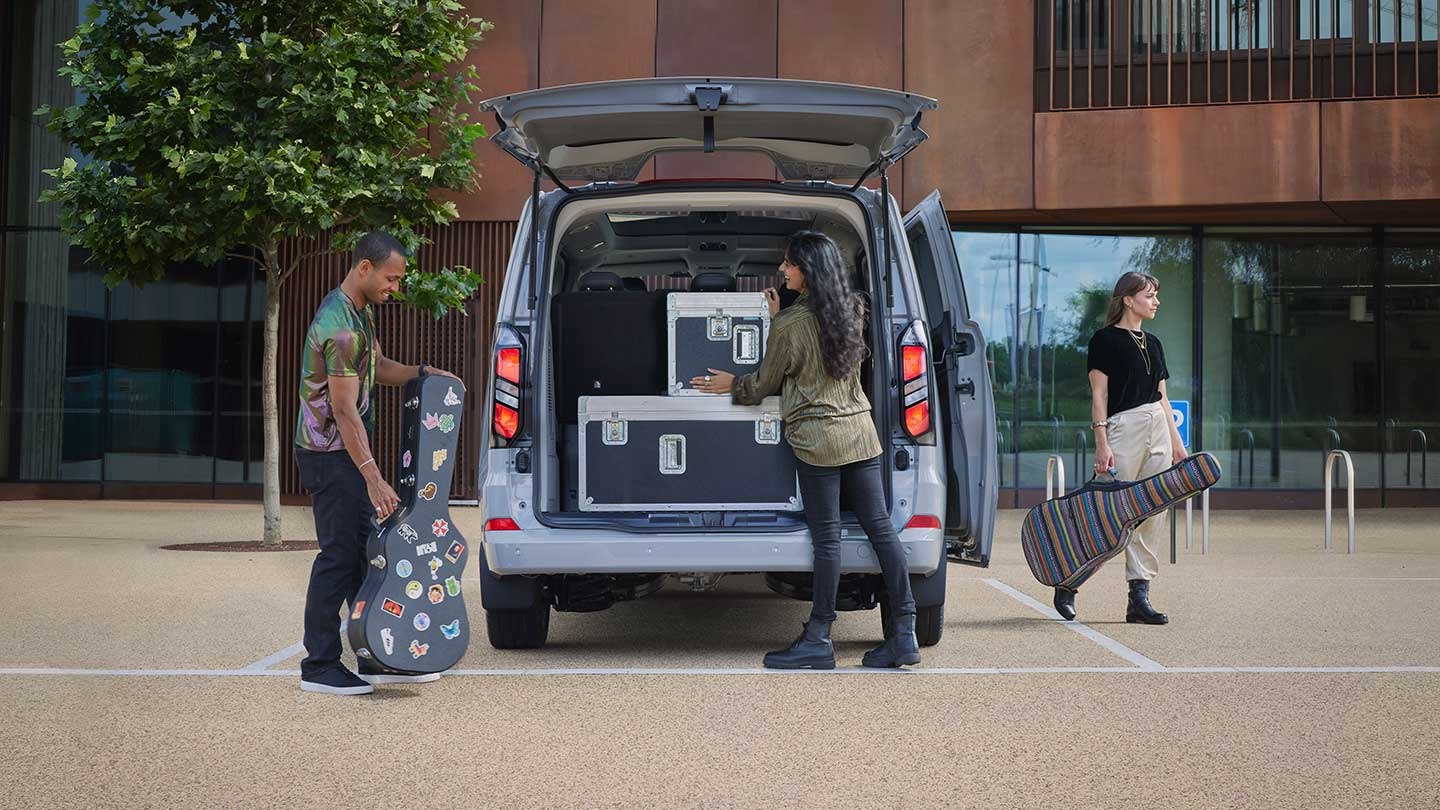 Imgi 37 Ford Tourneo Custom Eu Large Card 41 07 V710 Tourneo 16X9 1440X810 Red View Luggage Room (1)