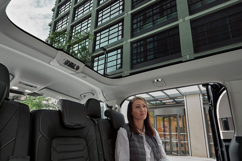 Imgi 34 Ford Tourneo Custom Eu Column Card 34 09 V710 Tourneo 1000X667 1000X667 Pano Roof Interior View (1)